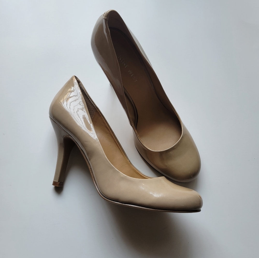 NINE WEST ROUND TOE NUDE/BEIGE/ CREAM COLORED PATENT LEATHER HEELS